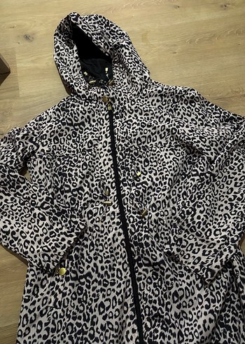 Leopar Desenli Kadın Kapüşonlu Yağmurluk