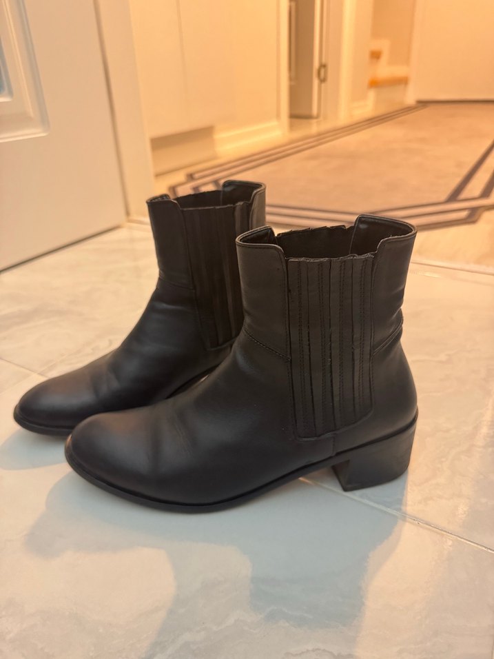 Siyah Deri Pliseli Kadın Bot - Görsel 2