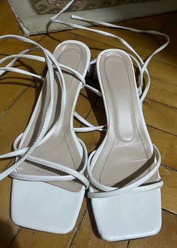 Minimalist Beyaz Topuklu Kadın Sandalet - Görsel 2