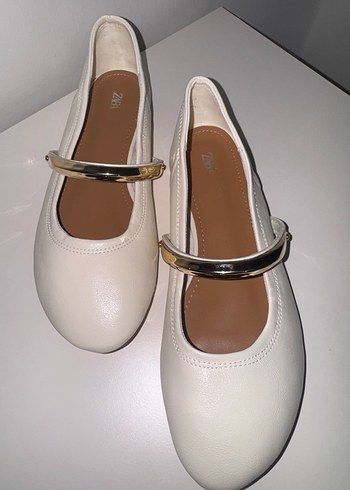 38 Beden beyaz Renk Zara Metal Şeritli Beyaz Babet