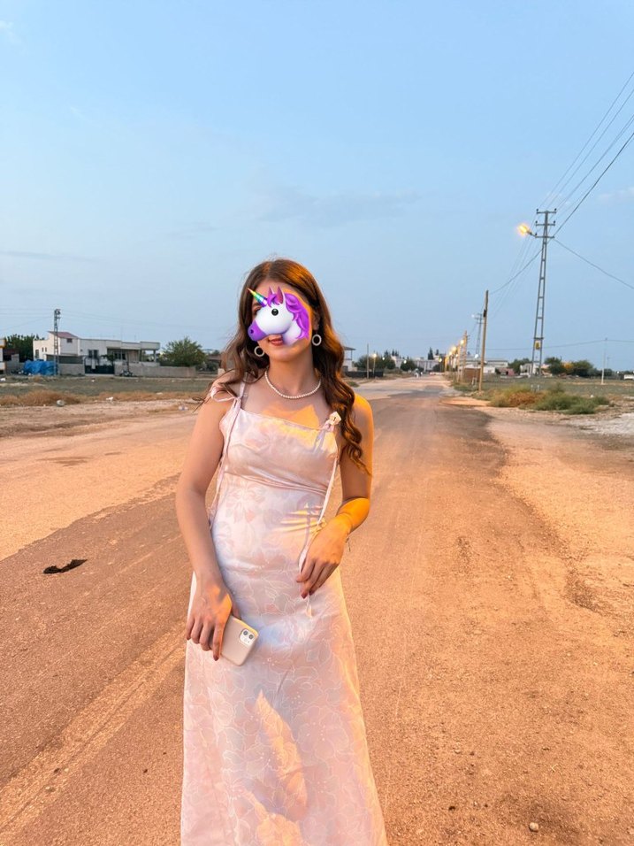 Pembe ve çiçekli ,İnce Askılı Uzun Abiye Elbise - Görsel 2