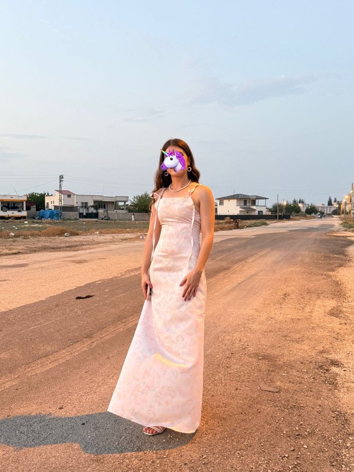 Pembe ve çiçekli ,İnce Askılı Uzun Abiye Elbise - Görsel 3