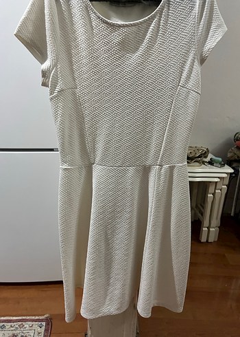 Beyaz Keten Pilili V Yaka Midi Elbise - Görsel 2