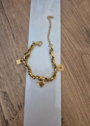 Zincir Detaylı Parlak Altın Renkli Bileklik - Görsel 3