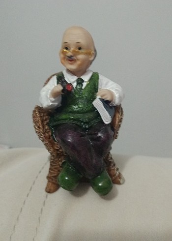 Yeşil Süveterli Oturan Figürin