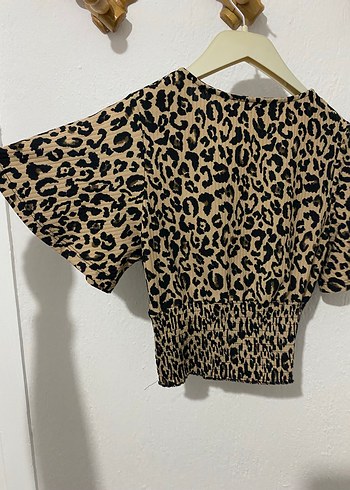 m Beden Kısa Kollu Leopar Desenli V Yaka Bluz
