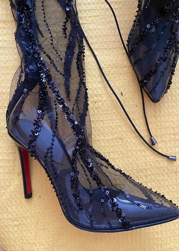 Boncuk İşlemeli Siyah Stiletto Topuklu Bot
