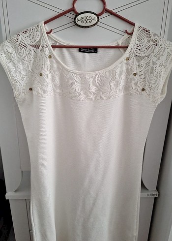 Düğmeli Nakışlı Beyaz Kısa Kollu elbise - Görsel 2