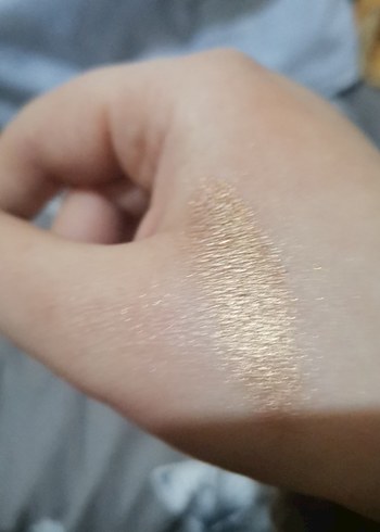 Essence Parlak Bej Göz Farı - Görsel 4