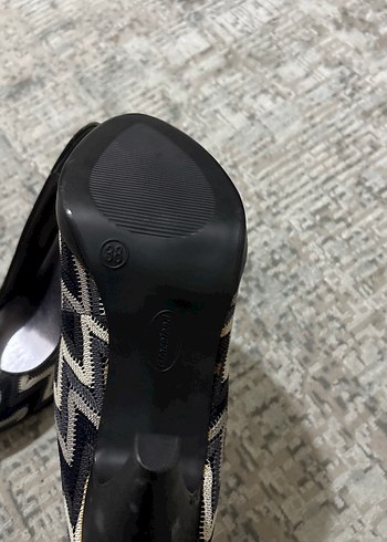 Gri Yılan Desenli Tokalı Kadın Topuklu Ayakkabı - Görsel 3