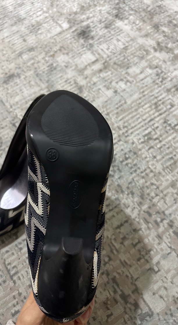 Gri Yılan Desenli Tokalı Kadın Topuklu Ayakkabı - Görsel 3