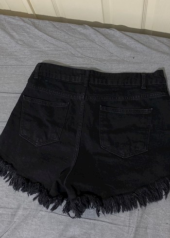 Siyah Yırtık ve Fırfırlı Kadın Denim Şort - Görsel 2