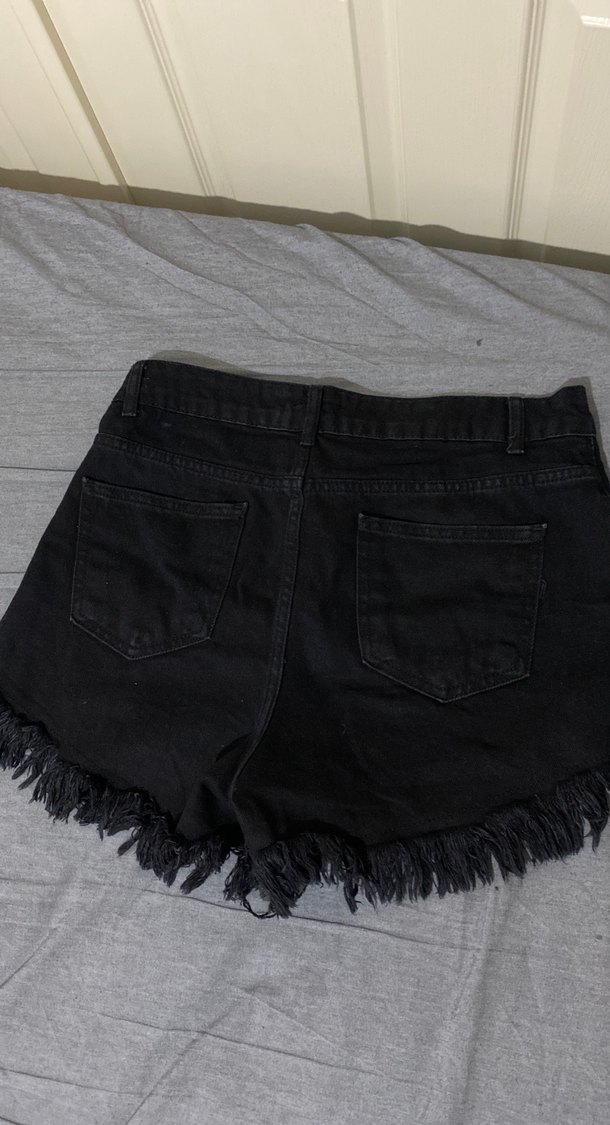 Siyah Yırtık ve Fırfırlı Kadın Denim Şort - Görsel 2