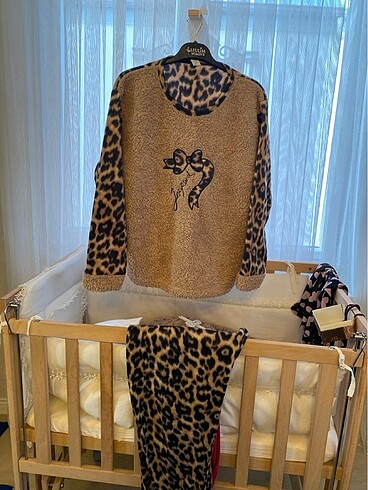 Leoparlı peluş pijama takımı