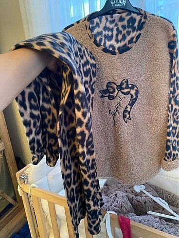 m Beden Leoparlı peluş pijama takımı