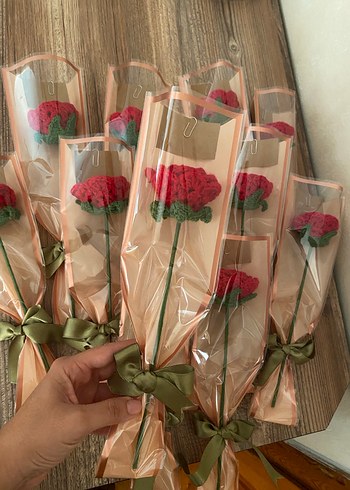 Renkli Kırmızı Örgü Gül Hediyesi - Görsel 2