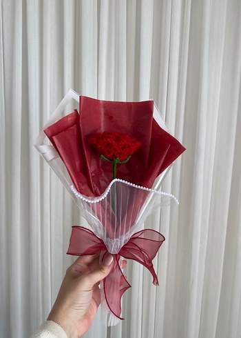 İnci tül süslemeli kırmızı örgü gül - Görsel 2