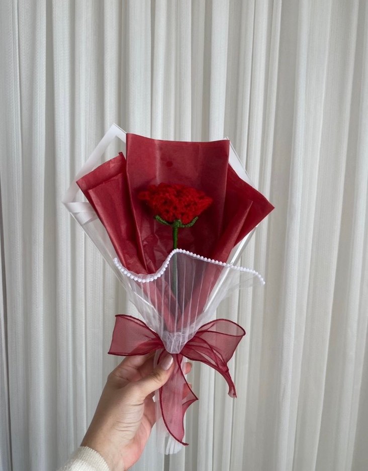 İnci tül süslemeli kırmızı örgü gül - Görsel 2