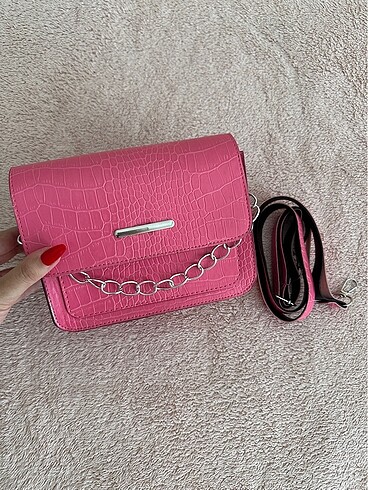 pembe zincirli çanta