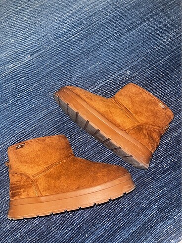 Zara UGG