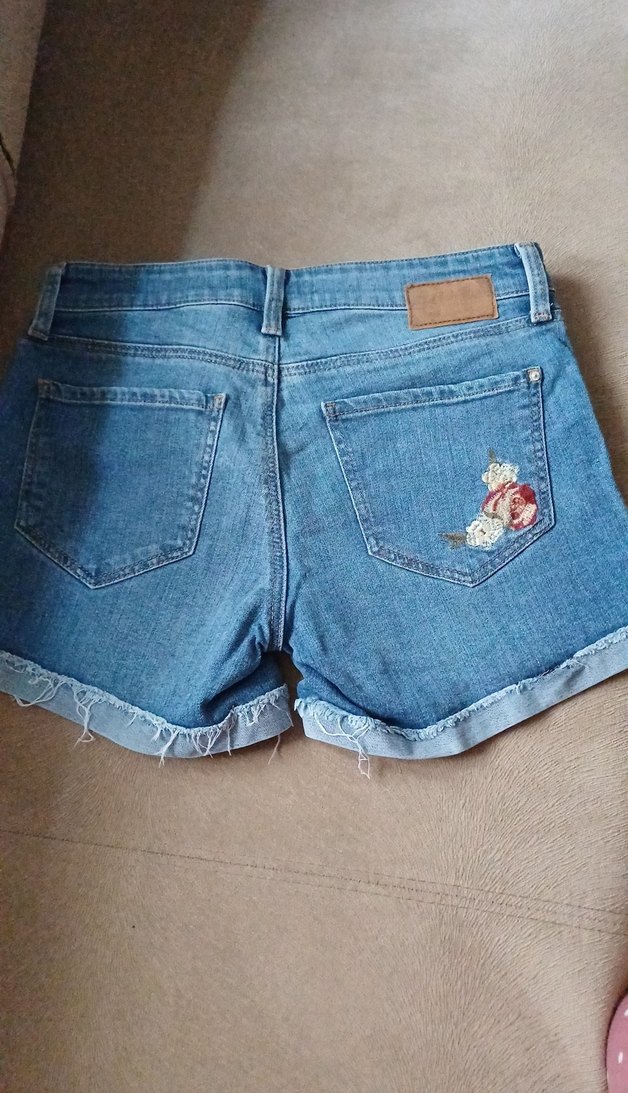 Nakışlı Mavi Denim Mini Şort - Görsel 3