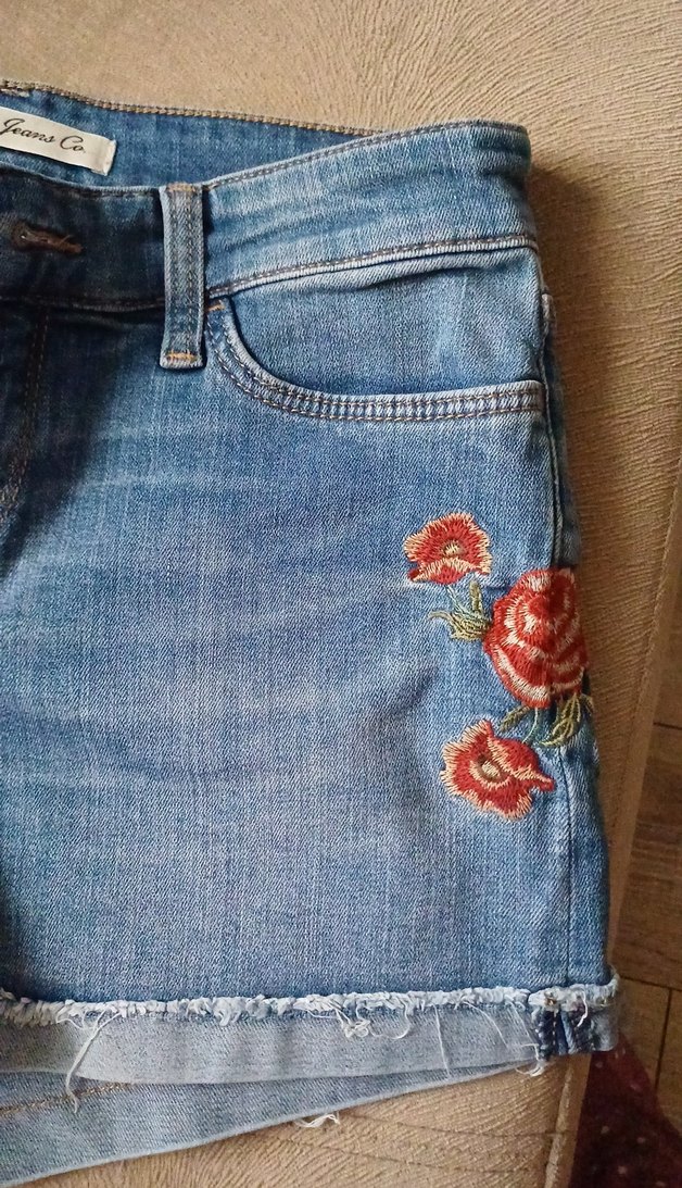 Nakışlı Mavi Denim Mini Şort - Görsel 2