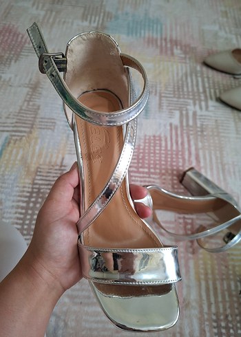 Nine West Gri Metal Tokalı Kadın Topuklu Sandalet