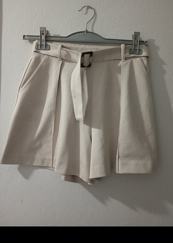 Bej Kemerli Mini Şort