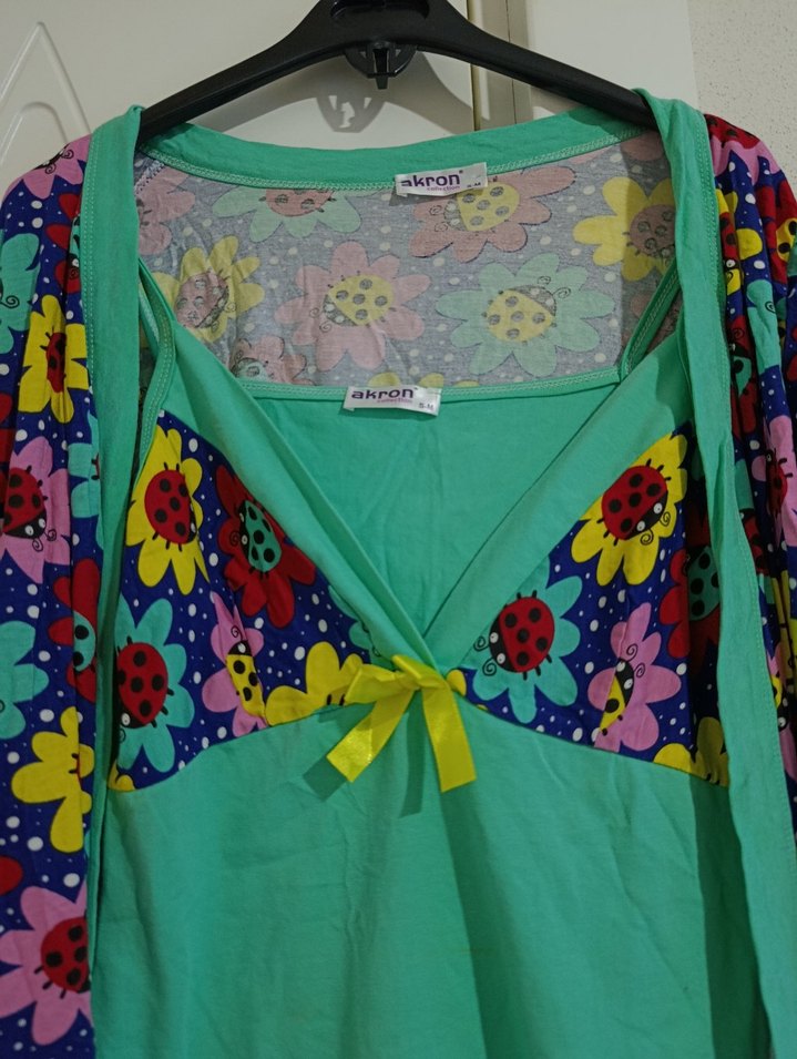 Çiçekli ve Uğur Böcekli Renkli Mini Kadın Pijama - Görsel 2