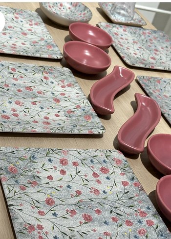 Pembe ve Gri Çiçek Desenli Sofra Takımı - Görsel 2