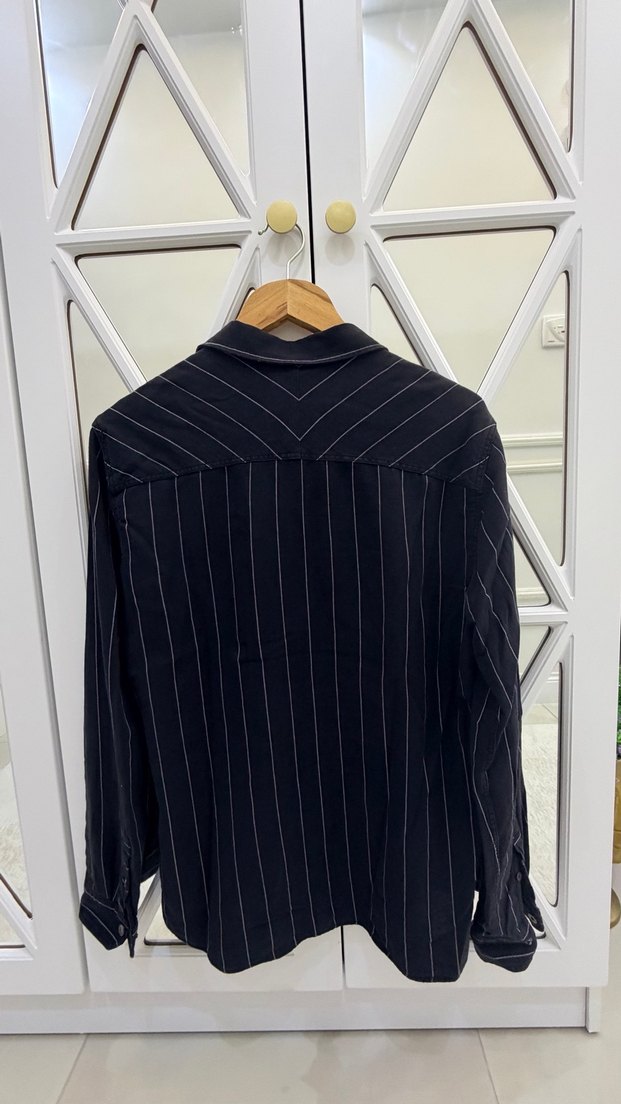 Düğmeli Siyah Çizgili Erkek Gömlek - Görsel 4