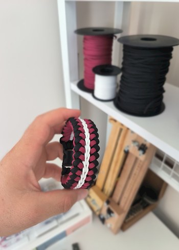 Kırmızı Beyaz Paracord Bileklik - Görsel 3