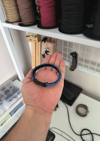 mavi siyah mikroparacort bileklik - Görsel 3