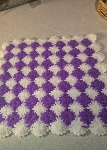 Mor ve beyaz tonlarda örülmüş, el emeği banyo lifi. - Görsel 2
