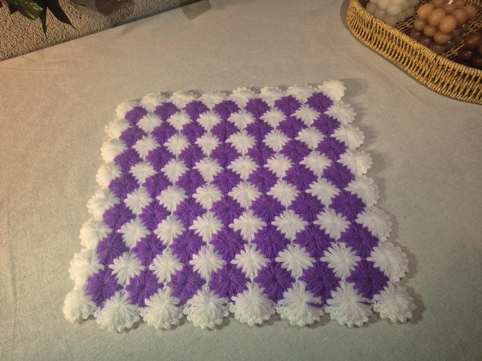 Mor ve beyaz tonlarda örülmüş, el emeği banyo lifi. - Görsel 2