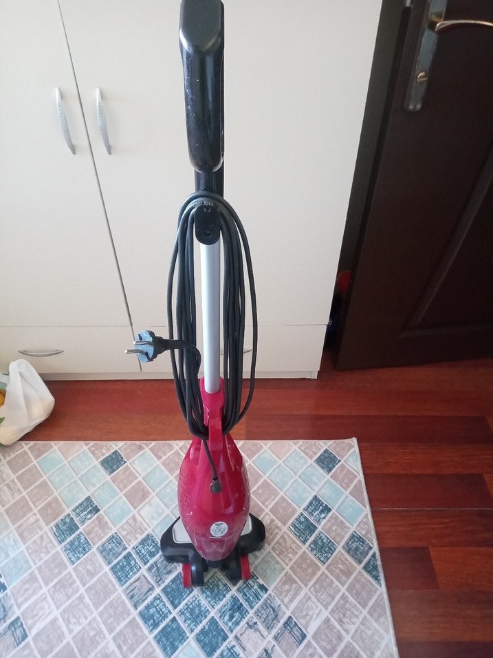 Kırmızı renkli renkli elektrikli süpürge - Görsel 4