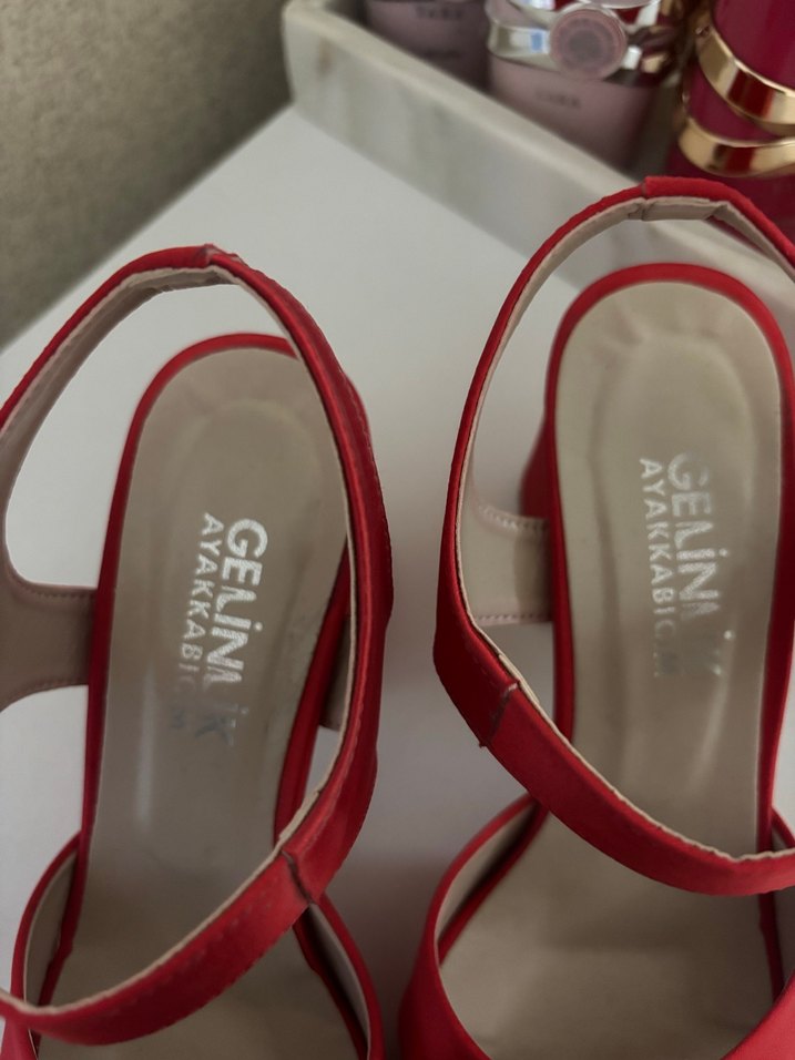 Klasik Kırmızı Süet Tokalı Topuklu Ayakkabı - Görsel 2