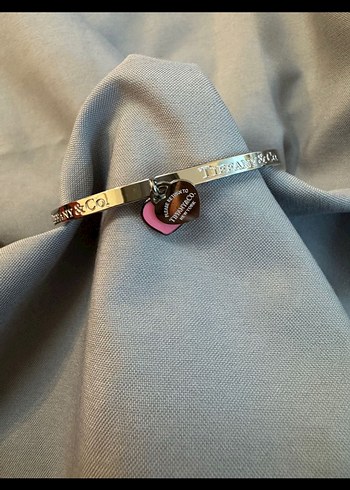 Pembe tiffani co Kalp Detaylı Tokalı Bileklik - Görsel 2