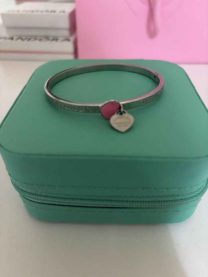 Pembe tiffani co Kalp Detaylı Tokalı Bileklik - Görsel 5