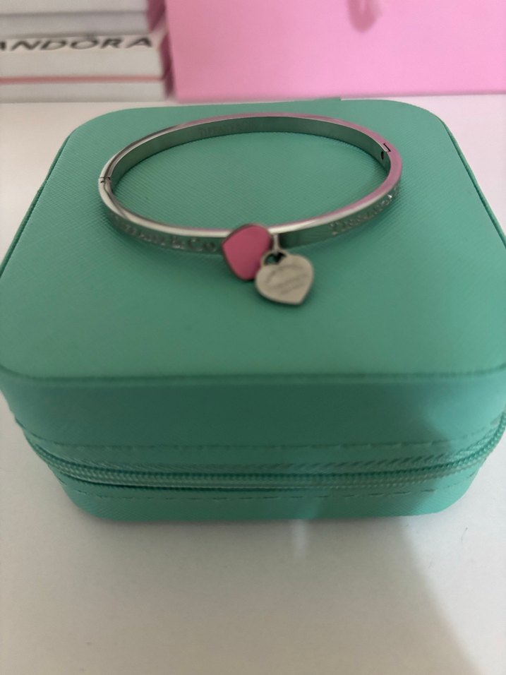 Pembe tiffani co Kalp Detaylı Tokalı Bileklik - Görsel 4