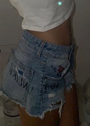 Bershka Nakışlı Mini Kadın Kot Şort
