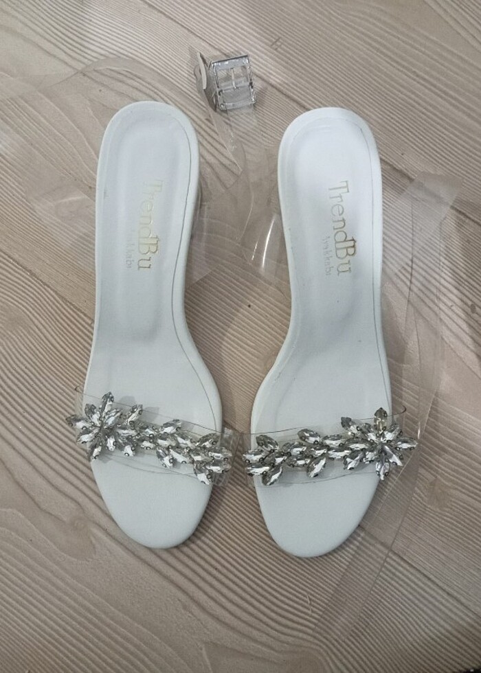 TAŞLI BİLEKLİKTEN BAĞLAMA KISA TOPUKLU AYAKKABI  - Görsel 3