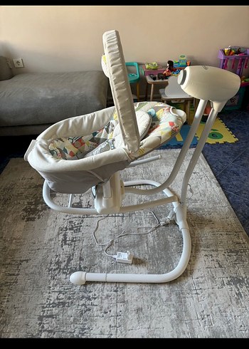 Beden Gri Bebek Beşiği ve Sallanan Sandalye