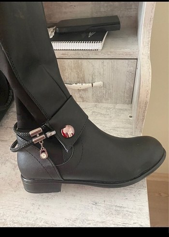Tokalı Siyah Dizüstü Deri Topuklu Bot
