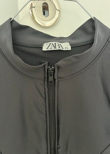 Zara Siyah Fermuarlı Yüksek Yakalı Kadın Bluz