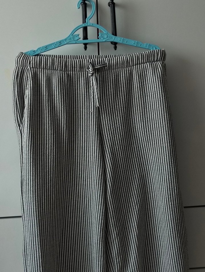 Gri Çizgili Kadın Pantolon - Görsel 2