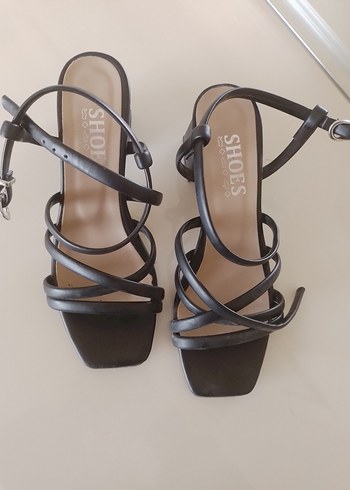 siyah topuklu ayakkabı - Görsel 2