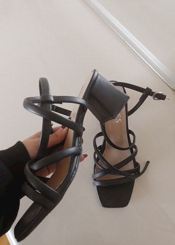 siyah topuklu ayakkabı - Görsel 3