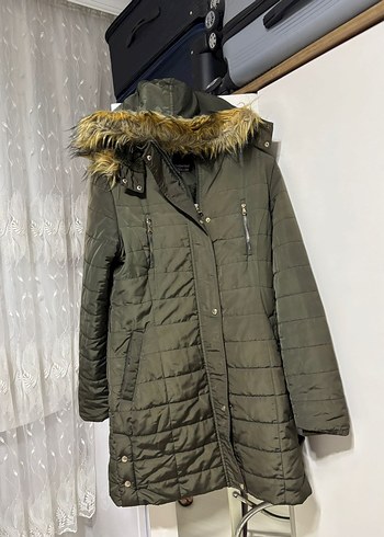 Haki yeşili, kapüşonlu, tesettür mont