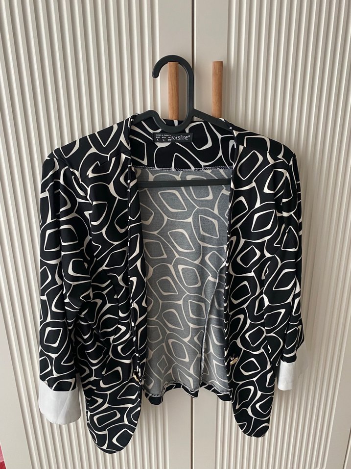 Siyah Desenli Kadın Ceket - Görsel 2